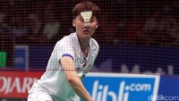 Chen Yufei berusaha mengembalikan shuttlecock saat melawan Gregoria Mariska Tanjung.