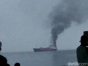 Korsleting Akibat Masak Nasi, Kapal di Muara Angke Terbakar