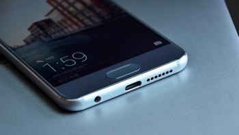 Huawei memberikan fitur sidik jari dan chip audio HiFi yang mengalami sentuhan pemenang Grammy, Rainer Mailard. Foto: Honor 9