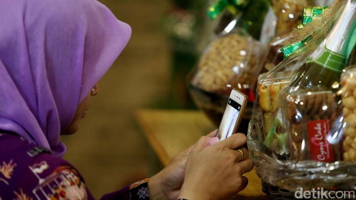 Balai Besar Pengawasan Obat dan Makanan (BPOM) DKI Jakarta memantau peredaran parcel Lebaran di Cikini, Jakarta Pusat, Selasa (13/6/2017).