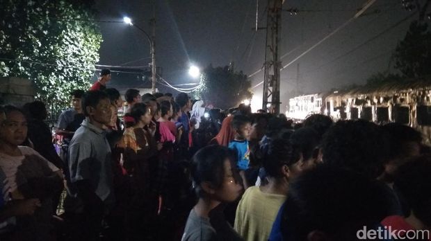 Warga Padati Lokasi Tabrakan Maut KA Walahar Vs Mobil di Senen
