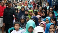 Pembagian sembako murah mendapat penjagaan dari petugas Perlindungan Masyarakat (Linmas).