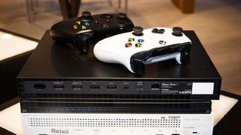 Panel belakang yang tidak beda dibanding generasi sebelumnya. Namun kisi-kisi di Xbox One X terlihat lebih terbuka. Foto: gamespot
