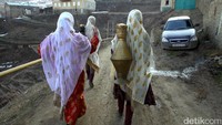Hampir seluruh wanita di desa ini bisa membuat kerudung kaz. Kaz memang bukan hijab. Kaz lebih menyerupai syal dengan aksen sulaman tradisional.  Pool/Yoga Endryanto.