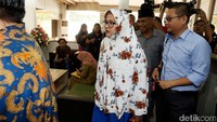 Kak Emma yang mengenakan baju berwarna biru dan kerudung putih bermotif bunga datang dengan didampingi pengacaranya.
