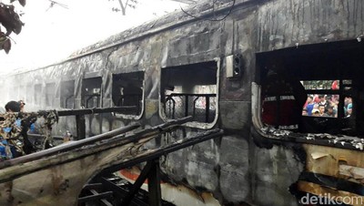KA versus Mobil di Pasar Senen, 2 Orang Tewas