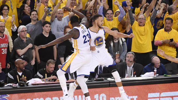 Pemain Golden State Warriors Draymond Green dan Steph Curry.