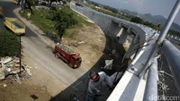 Pekerja menyelesaikan pembangunan flyover Klonengan, Tegal, Jawa Tengah.