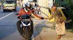 Aksi Bertaruh Nyawa Pemburu Koin di Pantura