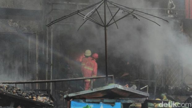 Api di Kebakaran Gudang Kain di Kebayoran Lama Kembali Membesar