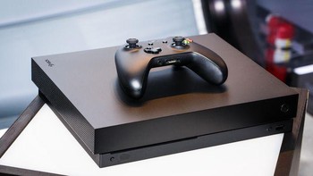 Xbox One X yang simpel tapi tampak gahar. Foto: techcrunch