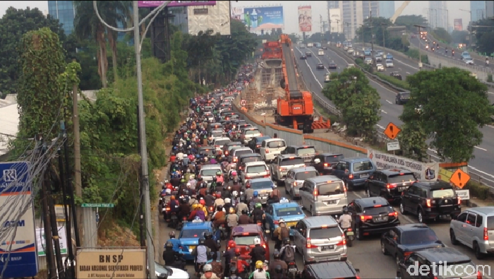 Ada Proyek LRT, MT Haryono Arah Pancoran Macet