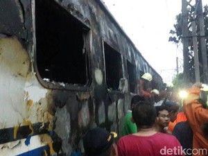 Tertabrak KA di Senen, Mobil Pikap Terseret 30 Meter