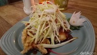Mau coba makanan yang gurih segar, Anda boleh coba menu yang satu ini. Potongan daging ayam yang dilapisi dengan tepung roti renyah, disiram dengan saus cokelat dan irisan mangga serta kecombrang membuat rasanya gurih sedikit asam. Seporsi menu ini dibandrol dengan harga RP 38.500.