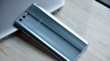 Material bodi Honor 9 menggabungkan material metal dan kaca. Foto: Honor 9