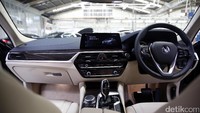 BMW Seri 5 generasi terbaru ini memiliki dimensi panjang 4.935 mm, lebar 1.868 mm dan tinggi 1.466 mm. Artinya, dimensi mobil ini lebih panjang 37 mm, lebih lebar 8 mm, dan lebih tinggi 15 mm daripada generasi sebelumnya.