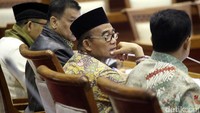 Dalam rapat kerja ini Komisi X DPR mempertanyakan kepada Mendikbud mengenai kebijakan delapan jam belajar dengan lima hari sekolah. 