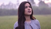 Tatapan pelantun Jatuh Hati itu bikin gagal fokus. Dok. Instagram/raisa6690