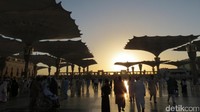 Matahari pun perlahan muncul dengan anggun. Apalagi saat itu payung ikonik Masjid Nabawi sedang dibuka. Jejeran payung jadi tampak seperti siluet yang indah (Fitraya/detikTravel)