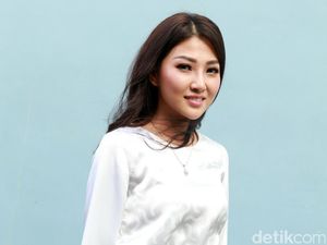 Sarwendah Tak Gengsi Cuci Mobil Sendiri