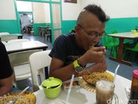 Pengunjung menikmati Mie Sedap (Bonauli/detikTravel)