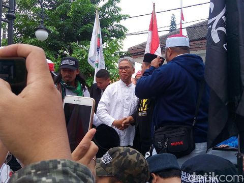 Buni Yani menemui massa di luar PN Bandung, Selasa (13/6/2017)