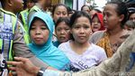 Antrean Sembako Murah di Rawa Bebek Mengular