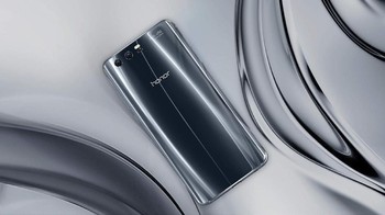 Cangkang belakangnya dibuat reflektif. Foto: Honor 9