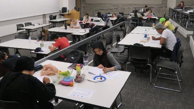 Suasana kelas saat ujian tengah malam di Universitas Washinton Kelas Bryan White.