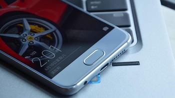 Tidak ketinggalan NFC, jack audio dan baterai berkapasitas 3.200 mAh. Foto: Honor 9