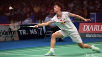 Chen Yufei berusaha menjangkau shuttlecock.
