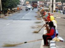 Mitos di Balik Fenomena Penyapu Jalan di Jalur Mudik Lebaran Subang