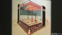 Nah, ini dia yang paling bikin penasaran, isi di dalam Kabah. Ternyata isi dalam Kabah adalah sebuah ruangan dengan 3 tiang dan kuda-kuda atap. (Fitraya/detikcom)