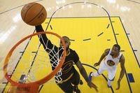 Aksi LeBron James di gim kelima Final NBA 2017