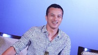 Senyum manis aktor berusia 33 tahun itu mampu membuat perempuan klepek-klepek. Pool/Ismail/detikFoto.