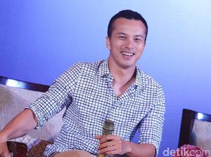 Nicholas Saputra Lebih Pilih Banksy dan Baca Buku Non-Fiksi