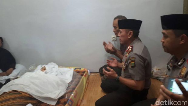 Momen Kapolda Metro Melayat hingga Gotong Jenazah Italia ke TPU