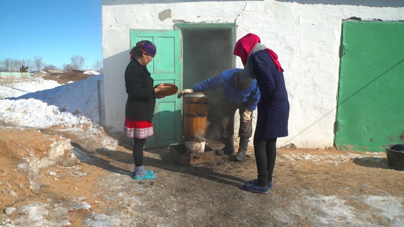 Membuat kymyz, susu kuda yang difermentasi khas Kazakhstan (Hilman/TRANS7)