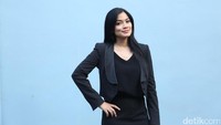 Ibu satu anak itu tampak menawan dengan busana serba hitam.