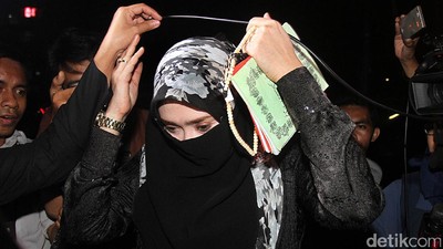 Firza Husein Bercadar Hitam di Polda Metro Jaya