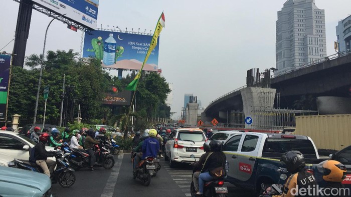 Ada Proyek LRT dan Flyover, Lalin di Pancoran Sedikit Tersendat