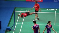 Tontowi Ahmad jatuh bangun mengembalikan bola.