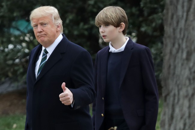 Barron Trump pertama kali menarik perhatian saat inaugurasi Presiden AS Donald Trump pada awal tahun 2017. Hanya dalam waktu setahun, fisik remaja 12 tahun ini sudah mengalami banyak perubahan. Foto: Getty Images