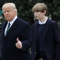 Barron Trump pertama kali menarik perhatian saat inaugurasi Presiden AS Donald Trump pada awal tahun 2017. Hanya dalam waktu setahun, fisik remaja 12 tahun ini sudah mengalami banyak perubahan. Foto: Getty Images