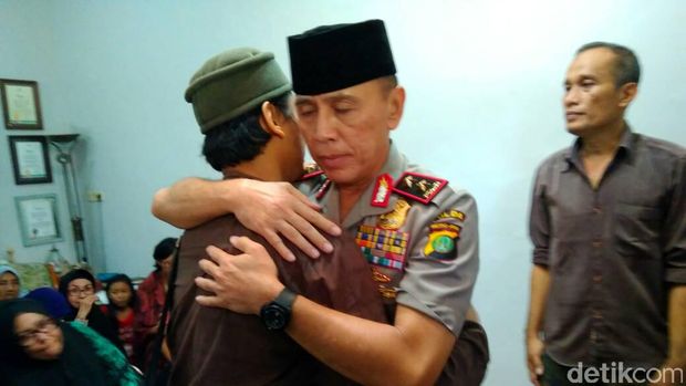 Momen Kapolda Metro Melayat hingga Gotong Jenazah Italia ke TPU
