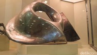 Bingkai Hajar Aswad dari zaman Sultan Murad Khan dari Usmaniyah, dan bingkai Hajar Aswad dari era Saudi. Bingkai logam ini untuk membungkus batu surga Hajar Aswad di sudut Kabah. (Fitraya/detikcom)