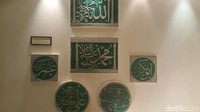Masih ada koleksi lainnya seperti 6 ubin marmer dengan tulisan Allah, Nabi Muhammad SAW dan 4 khalifah dari tahun 1299 H (1881). (Fitraya/detikcom)