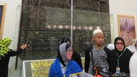 Bicara Kabah tentu tidak lepas dari Kiswah, kain hitam bersulam emas bertulisan kaligrafi. (Fitraya/detikcom)