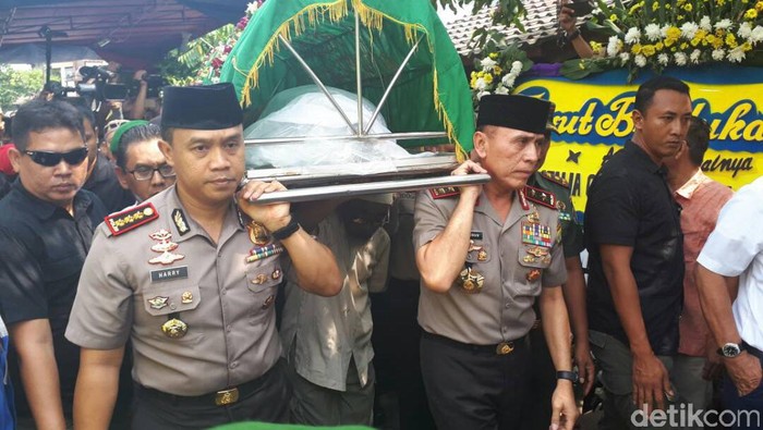 Momen Kapolda Metro Melayat hingga Gotong Jenazah Italia ke TPU
