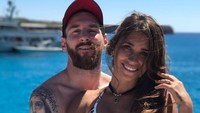 Tak hanya bersama rekan setim, Lionel Messi juga sering pelesir ke Ibiza bareng istri tercinta (Instagram @leomessi)